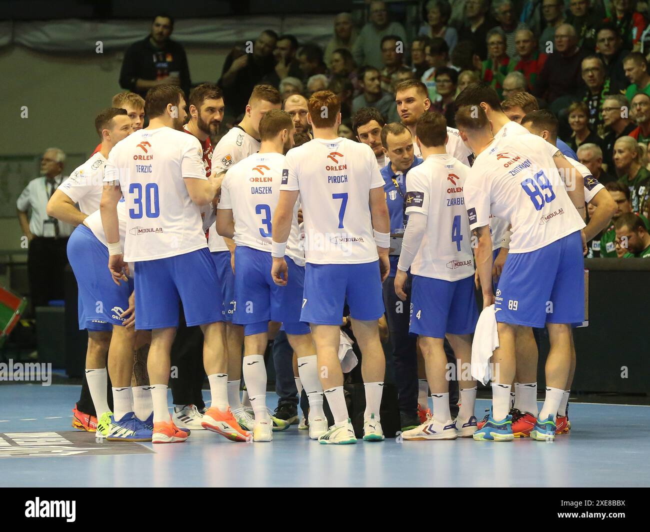 Auszeit Plock EHF Champions League Saison 2023-24 SC Magdeburg - Orlen Wisla Plock am 15.02.2024 - Stockfoto