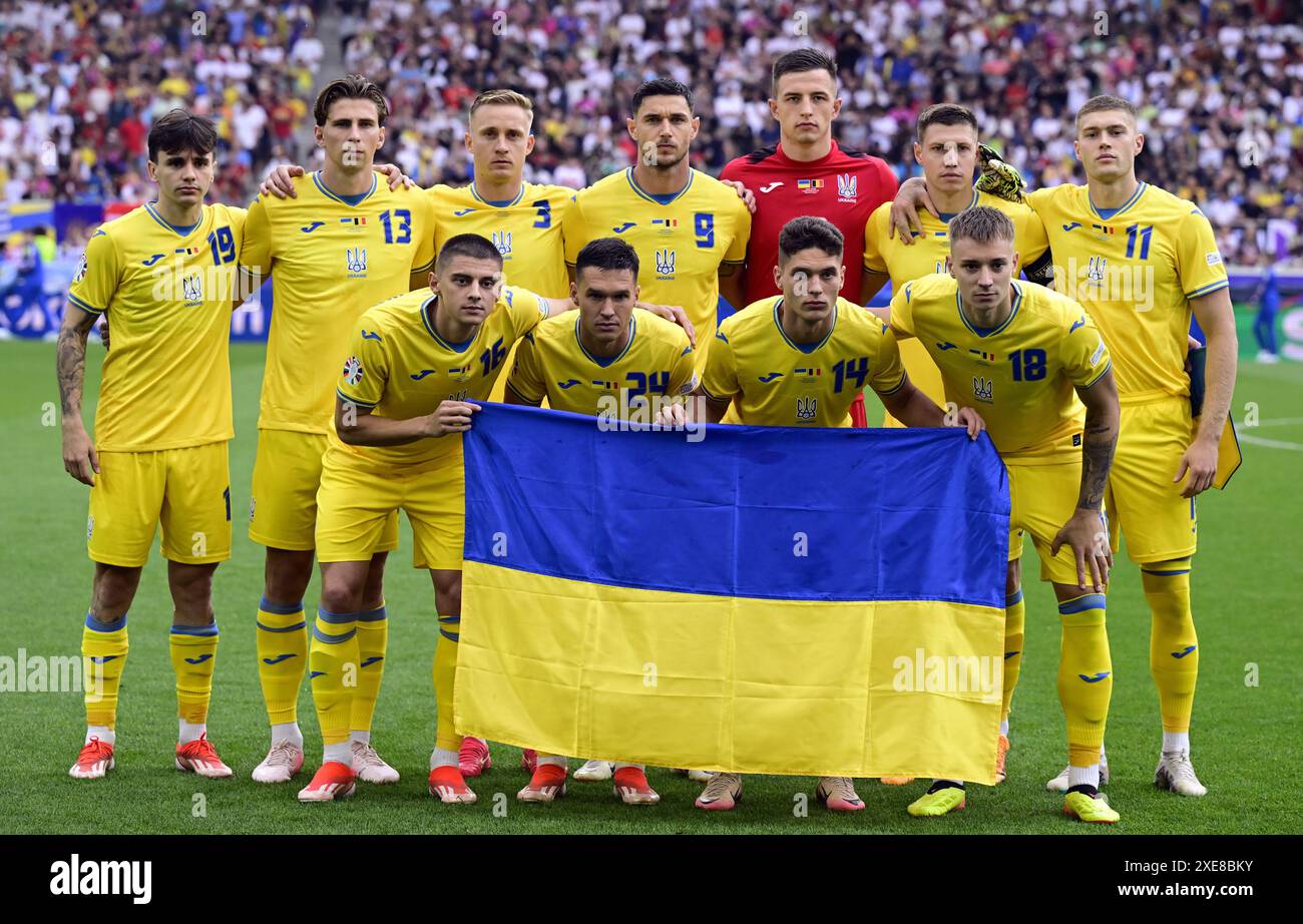 Stuttgart, Deutschland. Juni 2024. Die ukrainische Illja Zabarnyi, der ukrainische Oleksandr Svatok, der ukrainische Torhüter Anatolij Trubin, der ukrainische Artem Dovbyk, der ukrainische Wiktor Tsyhankov, der ukrainische Oleksandr Tymchyk, der ukrainische Heorhij Sudakow und der ukrainische Wolodymyr Brazhko posieren während eines Fußballspiels gegen den belgischen Roten für den Fotografen. Mittwoch, 26. Juni 2024, in Stuttgart, Deutschland, das dritte Spiel in der Gruppenphase der UEFA Euro 2024 Europameisterschaft. BELGA FOTO DIRK WAEM Credit: Belga News Agency/Alamy Live News Stockfoto