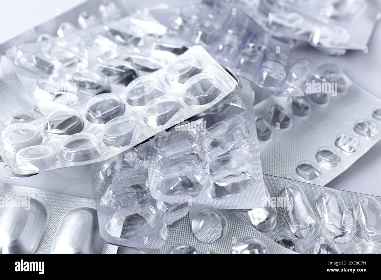 Stapel gebrauchter, leerer Tabletten-Blisterpackungen, silberne Arzneimittelpackungen. Behandlung und Medikamentenkonzept Stockfoto