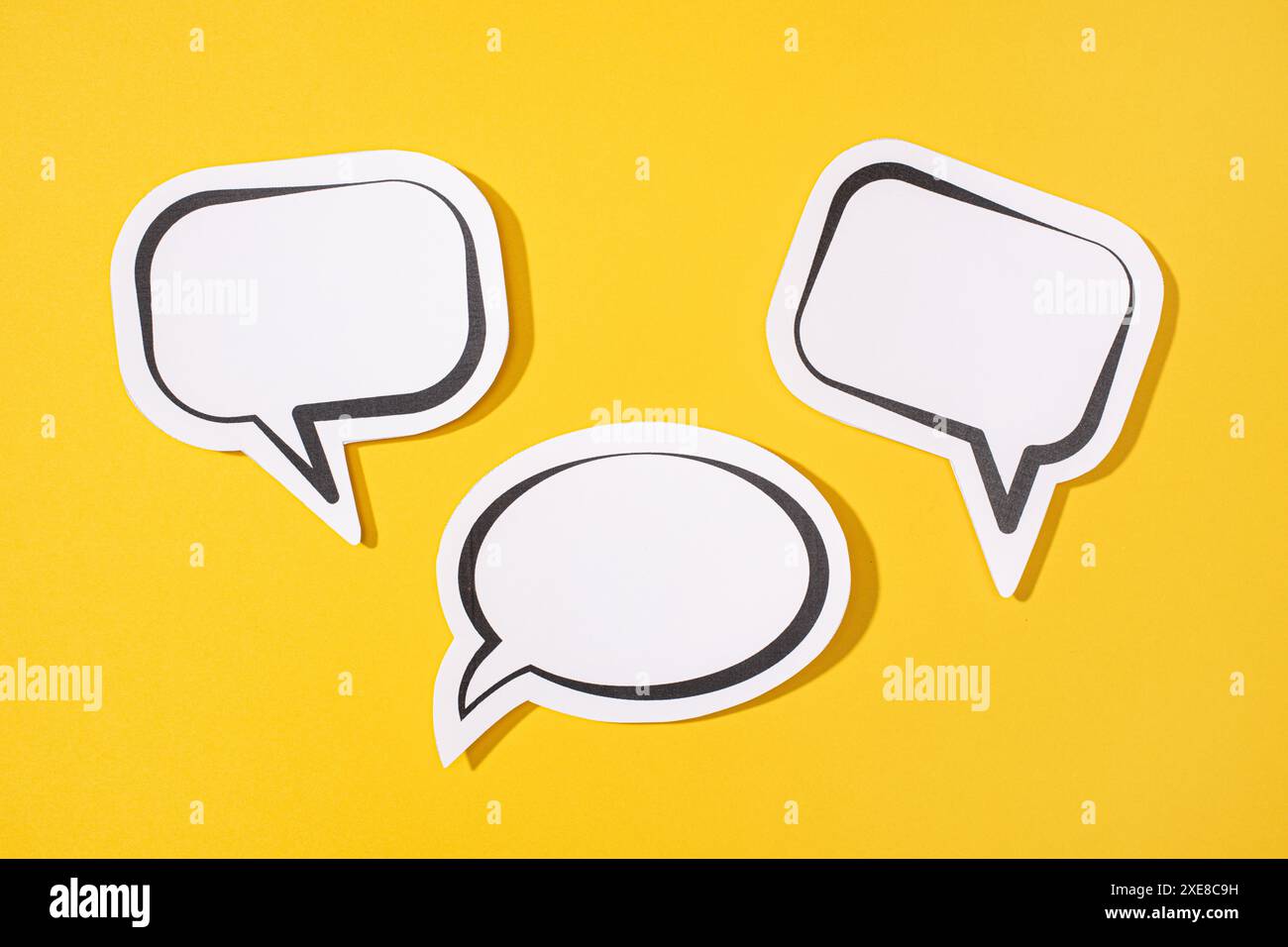 Gruppe von drei leeren Sprechblasen isoliert auf gelbem Hintergrund. Mustervorlage Stockfoto