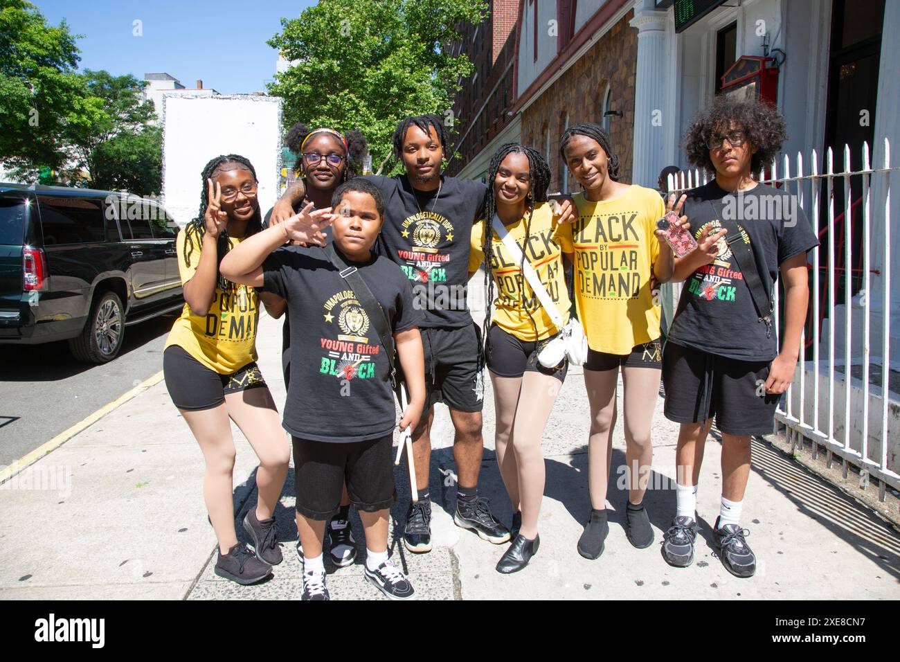 Juneteenth Parade und Festival auf der 116th Street und dem Malcolm X Blvd im Stadtteil Harlem von New York City. Sie steht für Freiheit, Gerechtigkeit und Gleichheit. Am 19. Juni 1865 kam die Freiheit für die 250.000 versklavten Menschen in Texas. An diesem Tag, der als Juneteenth bekannt wurde, kam die Armee, um das durchzusetzen, was bereits zweieinhalb Jahre lang das Gesetz des Landes war – die Emanzipationsproklamation. Stockfoto