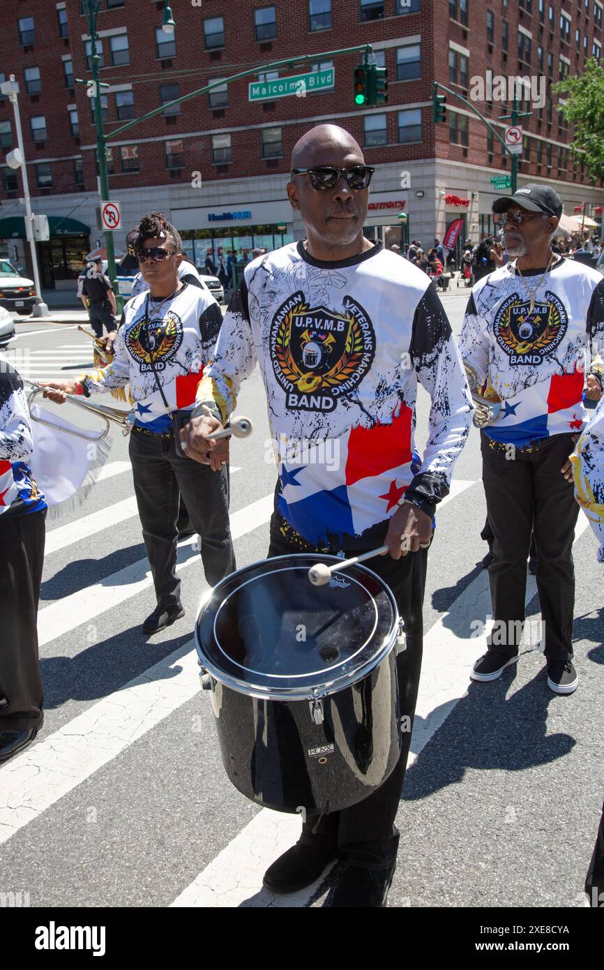 Juneteenth Parade und Festival auf der 116th Street und dem Malcolm X Blvd im Stadtteil Harlem von New York City. Sie steht für Freiheit, Gerechtigkeit und Gleichheit. Am 19. Juni 1865 kam die Freiheit für die 250.000 versklavten Menschen in Texas. An diesem Tag, der als Juneteenth bekannt wurde, kam die Armee, um das durchzusetzen, was bereits zweieinhalb Jahre lang das Gesetz des Landes war – die Emanzipationsproklamation. Stockfoto