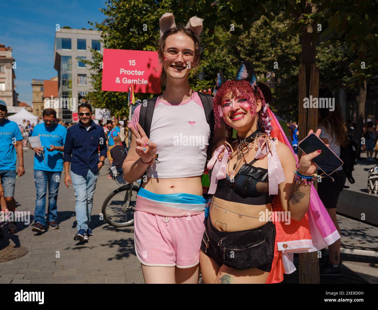 Prag, Tschechische Republik - 12. August 2023: Parade Des Prager Pride Festivals. Helle und fröhliche Parade mit Regenbogen und anderen LGBTQ-Attributen Stockfoto