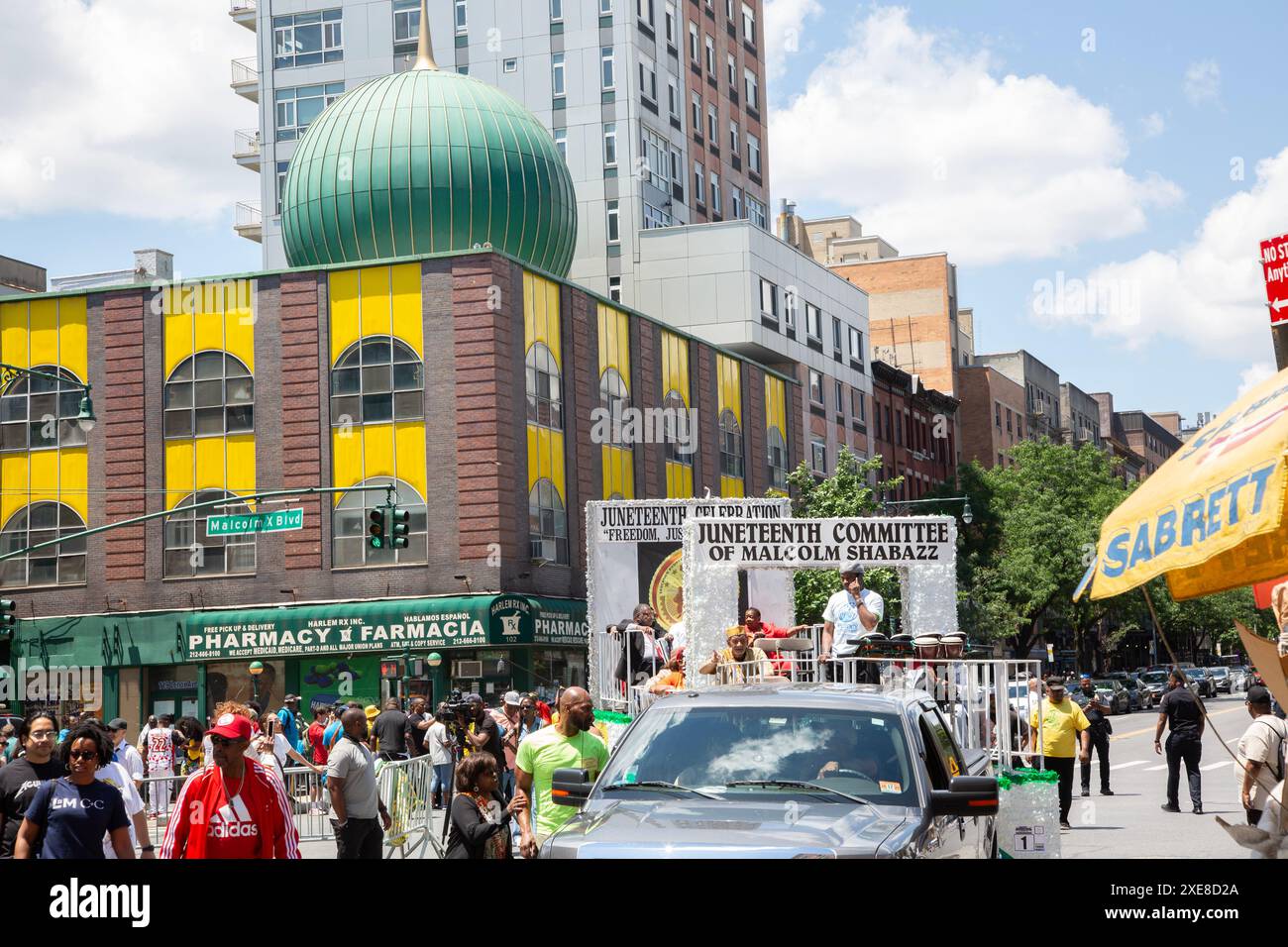 Juneteenth Parade und Festival auf der 116th Street und dem Malcolm X Blvd im Stadtteil Harlem von New York City. Sie steht für Freiheit, Gerechtigkeit und Gleichheit. Am 19. Juni 1865 kam die Freiheit für die 250.000 versklavten Menschen in Texas. An diesem Tag, der als Juneteenth bekannt wurde, kam die Armee, um das durchzusetzen, was bereits zweieinhalb Jahre lang das Gesetz des Landes war – die Emanzipationsproklamation. Stockfoto