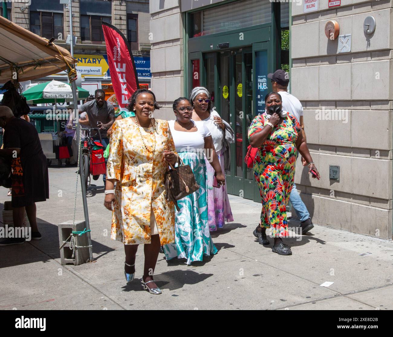 Frauen kleideten sich zur Kirche in der 116th Street in Harlem, Manhattan, New York City. Stockfoto