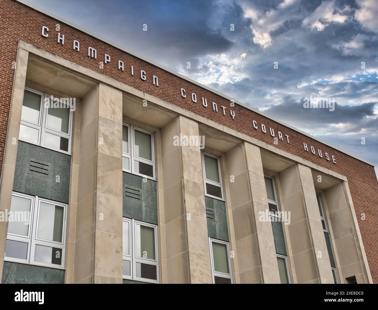 Das Champaign County Courthouse wurde im internationalen Stil der 1950er Jahre entworfen und befindet sich in Urbana, Ohio Stockfoto