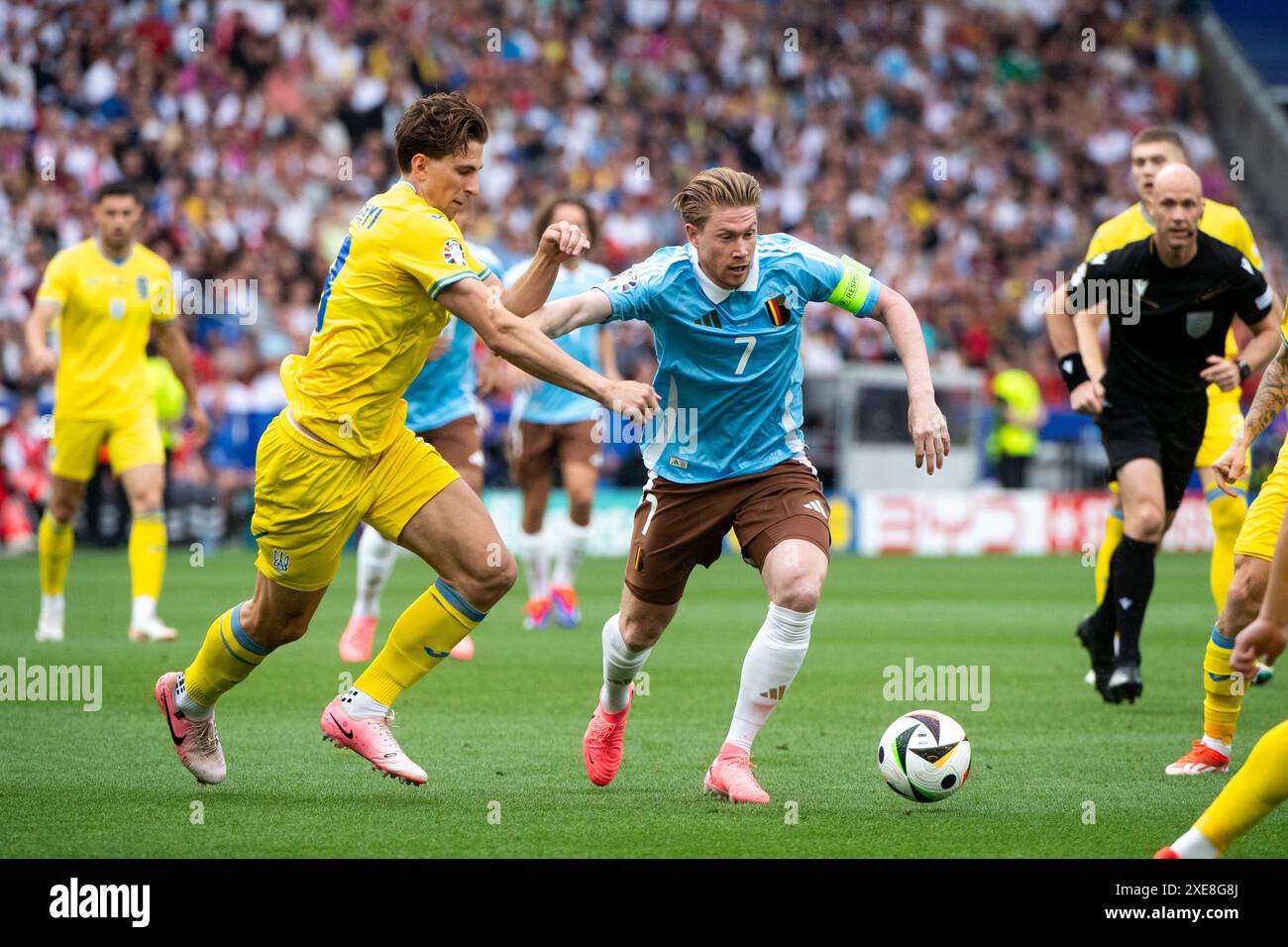 Kevin de Bruyne (Belgien, #07) im Zweikampf mit Illia Zabarnyi (Ukraine, #13), GER, Ukraine (UKR) vs Belgien (BEL), Fussball Europameisterschaft, UEFA EURO 2024, Gruppe E, 3. Spieltag, 26.06.2024 Foto: Eibner-Pressefoto/Michael Memmler Stockfoto
