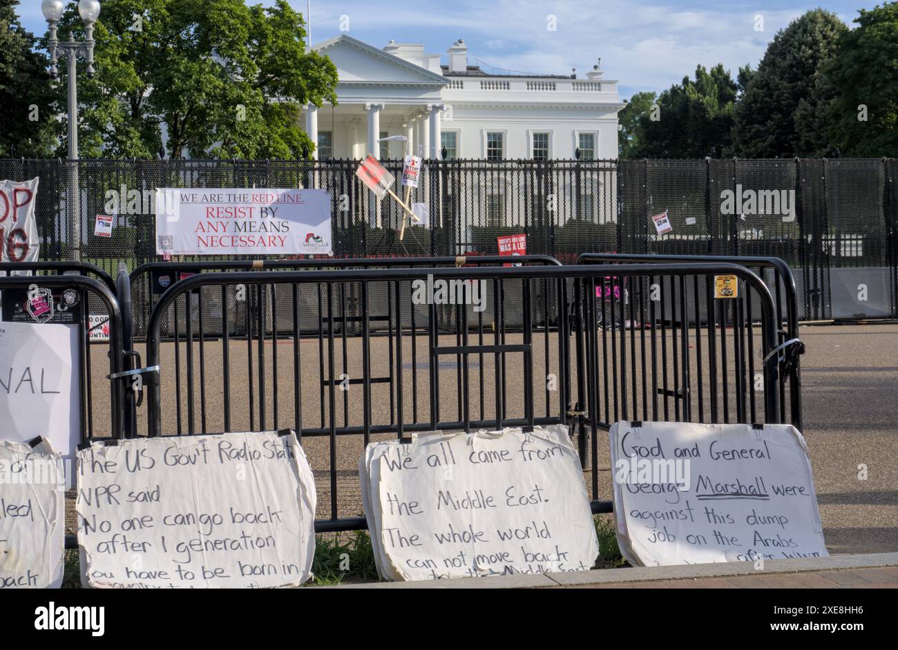 6. Juni 2024 Washington DC - Whitehouse Barrieren mit Protestplakaten Stockfoto