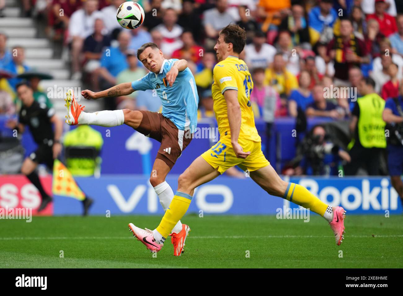 Leandro Trossard aus Belgien und Illia Zabarnyi aus der Ukraine Credit: PRESSINPHOTO SPORTS AGENCY/Alamy Live News Stockfoto