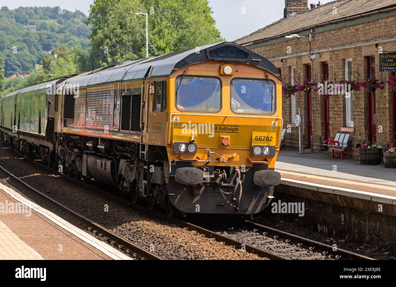 66782 durch Bahnsteig 1 am Bahnhof Todmorden, mit der 4M36 0954 Drax AES (Gbrf) zur Liverpool Biomass TML Gbf. Stockfoto