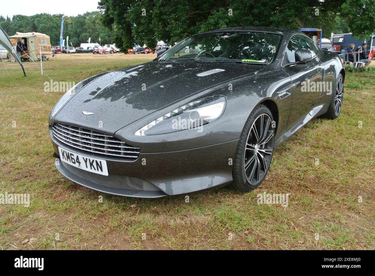 Ein Aston Martin DB9 aus dem Jahr 2015 parkte auf der 48th Historic Vehicle Gathering in Powderham, Devon, England, Großbritannien. Stockfoto
