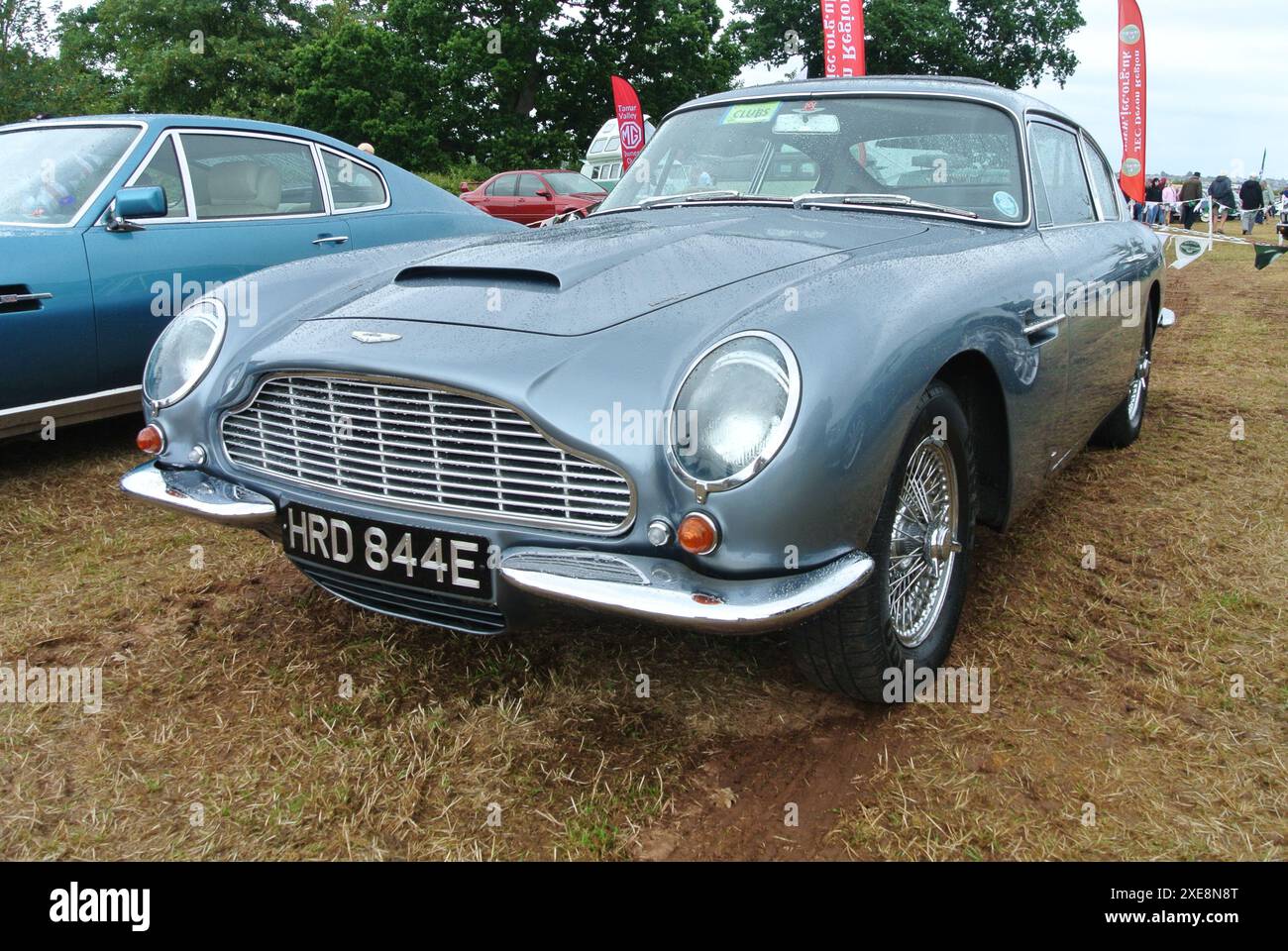 Eine Aston Martin DB6-Limousine aus dem Jahr 1967, die auf der 48. Historic Vehicle Gathering in Powderham, Devon, England, Großbritannien, ausgestellt wurde. Stockfoto