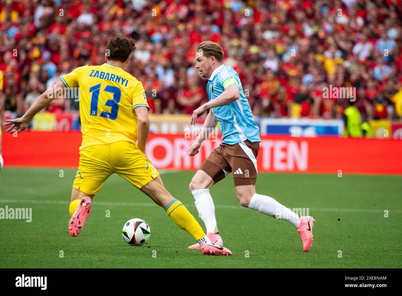 Kevin de Bruyne (Belgien, #07) im Zweikampf mit Illia Zabarnyi (Ukraine, #13), GER, Ukraine (UKR) vs Belgien (BEL), Fussball Europameisterschaft, UEFA EURO 2024, Gruppe E, 3. Spieltag, 26.06.2024 Foto: Eibner-Pressefoto/Michael Memmler Stockfoto
