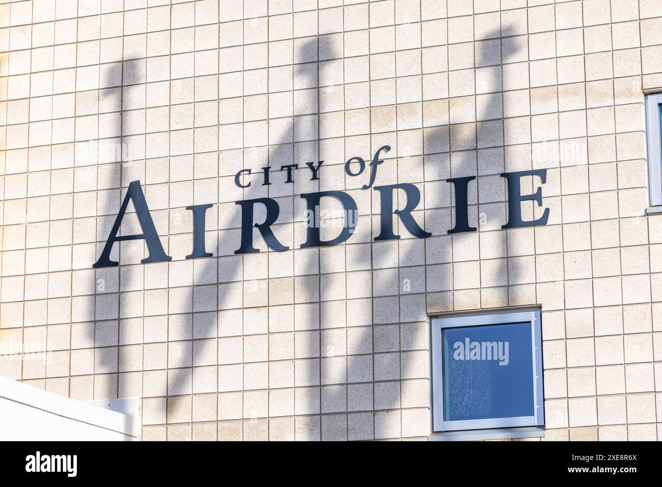 Airdrie, Alberta, Kanada. Februar 2024. Ein Schild zum Rathaus der Stadt Airdrie am Nachmittag. Stockfoto