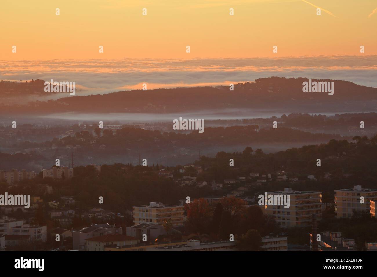 Wolkenmeer über dem Meer und Cannes nähert sich der Küste, Alpes Maritimes Stockfoto