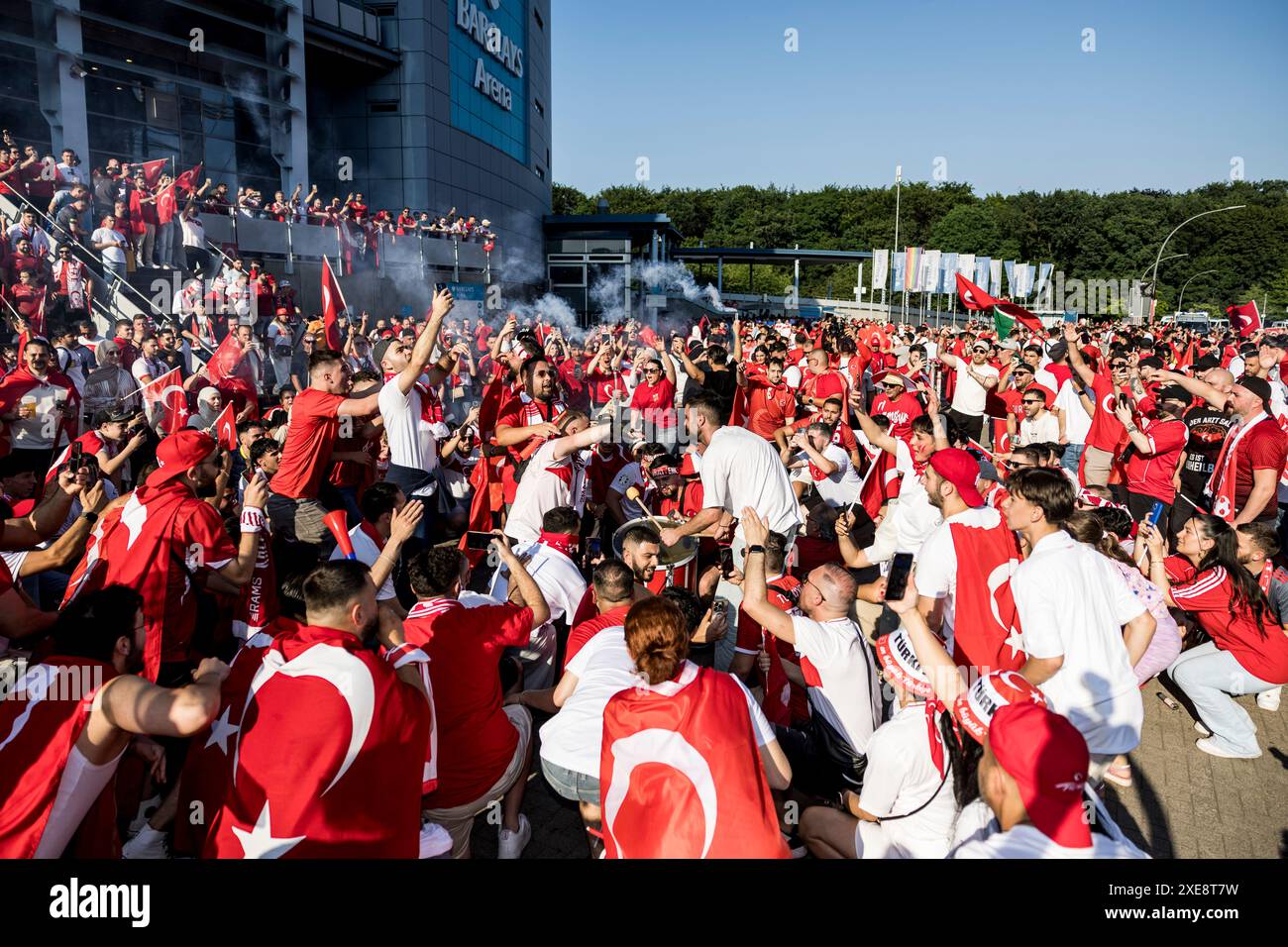 Hamburg, Deutschland. Juni 2024. Fußballfans der Türkei kommen im Hamburger Volksparkstadion zum UEFA Euro 2024-Spiel in der Gruppe F zwischen Tschechien und der Türkei an. Quelle: Gonzales Photo/Alamy Live News Stockfoto