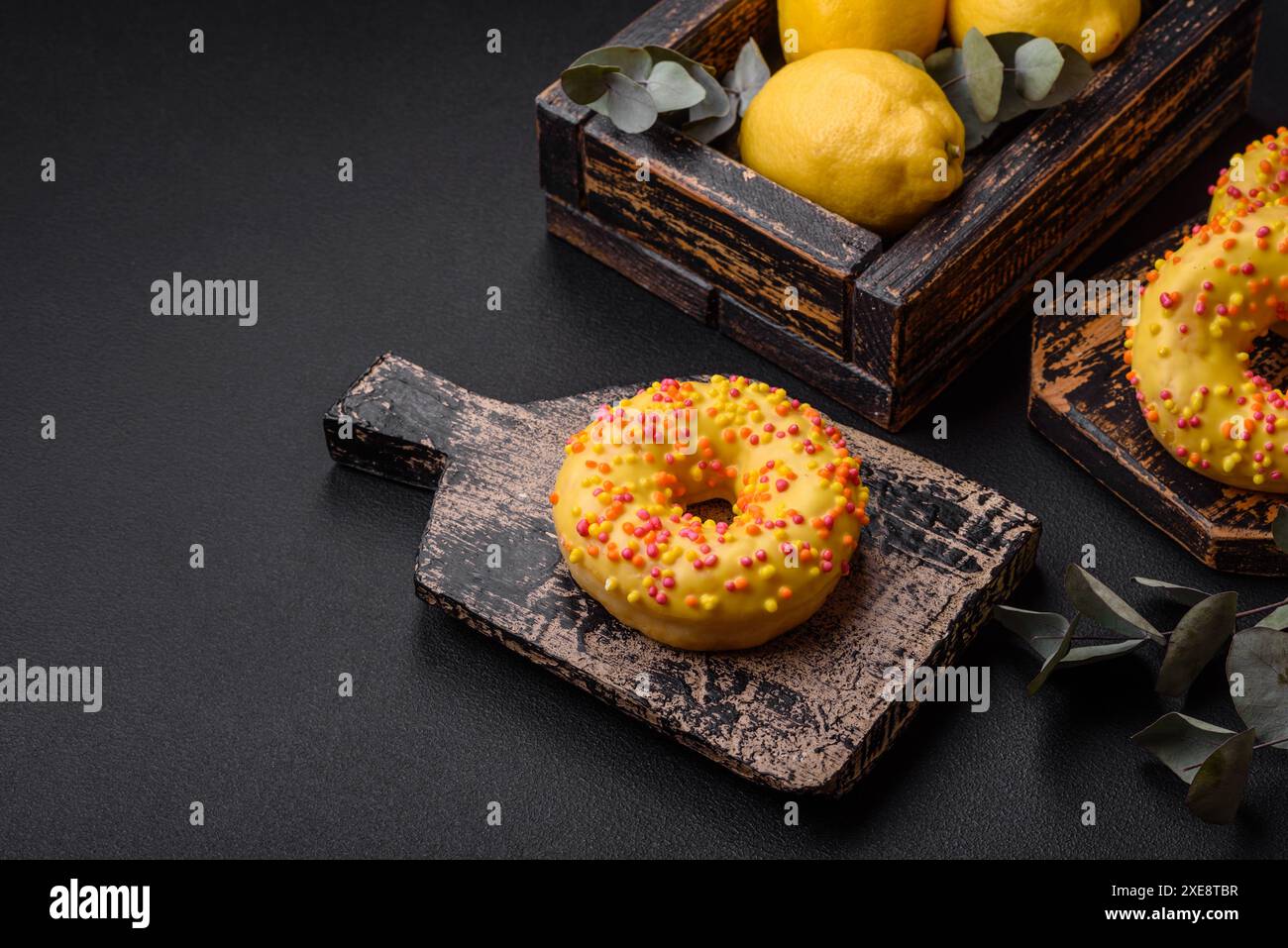 Köstliche frische Donuts in gelber Glasur mit Zitronenaroma Füllung Stockfoto