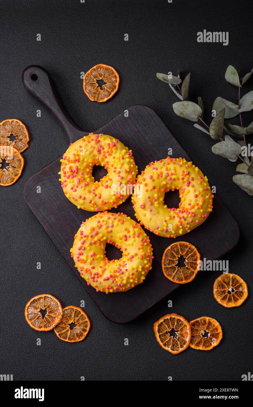 Köstliche frische Donuts in gelber Glasur mit Zitronenaroma Füllung Stockfoto