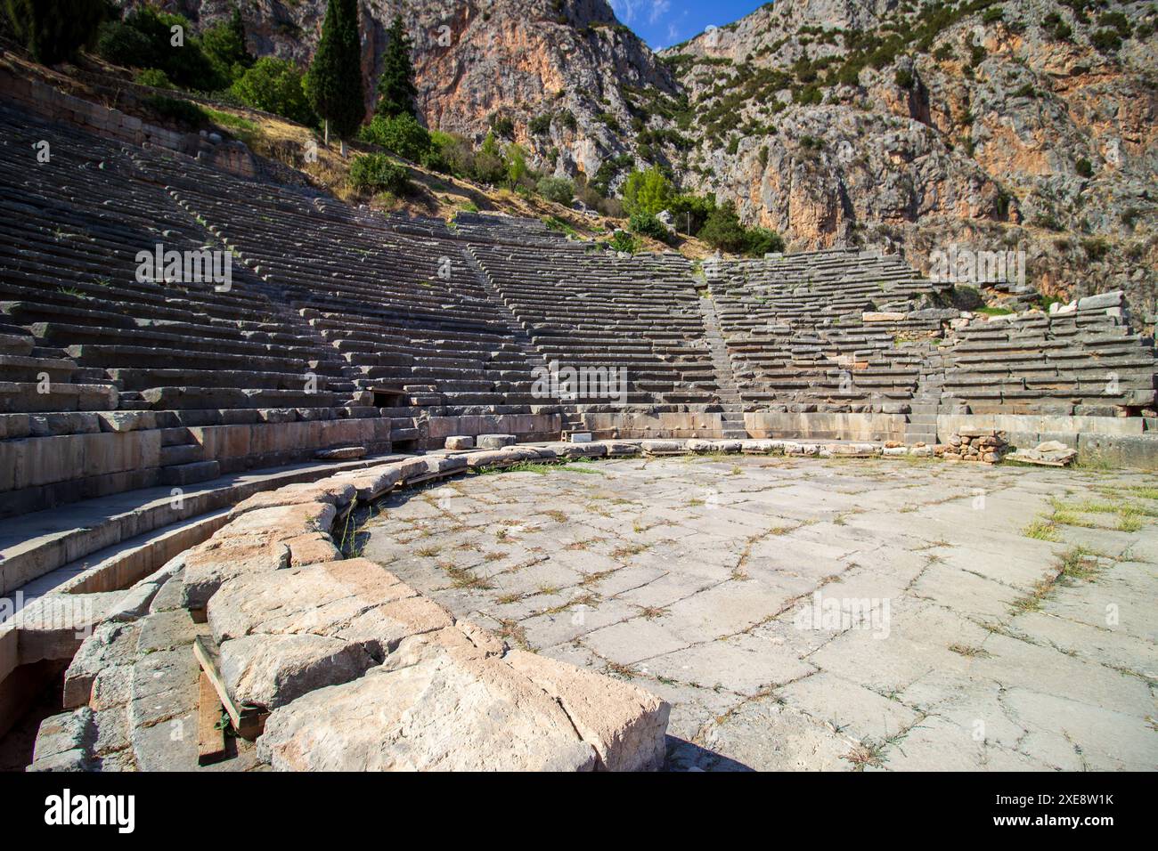 Das antike Amphitheater von Delphi. Archäologische Stätte in Griechenland. Griechische religiöse Heiligtümer des Gottes Apollo. UNESCO-Weltkulturerbe. Blick auf das antike D Stockfoto