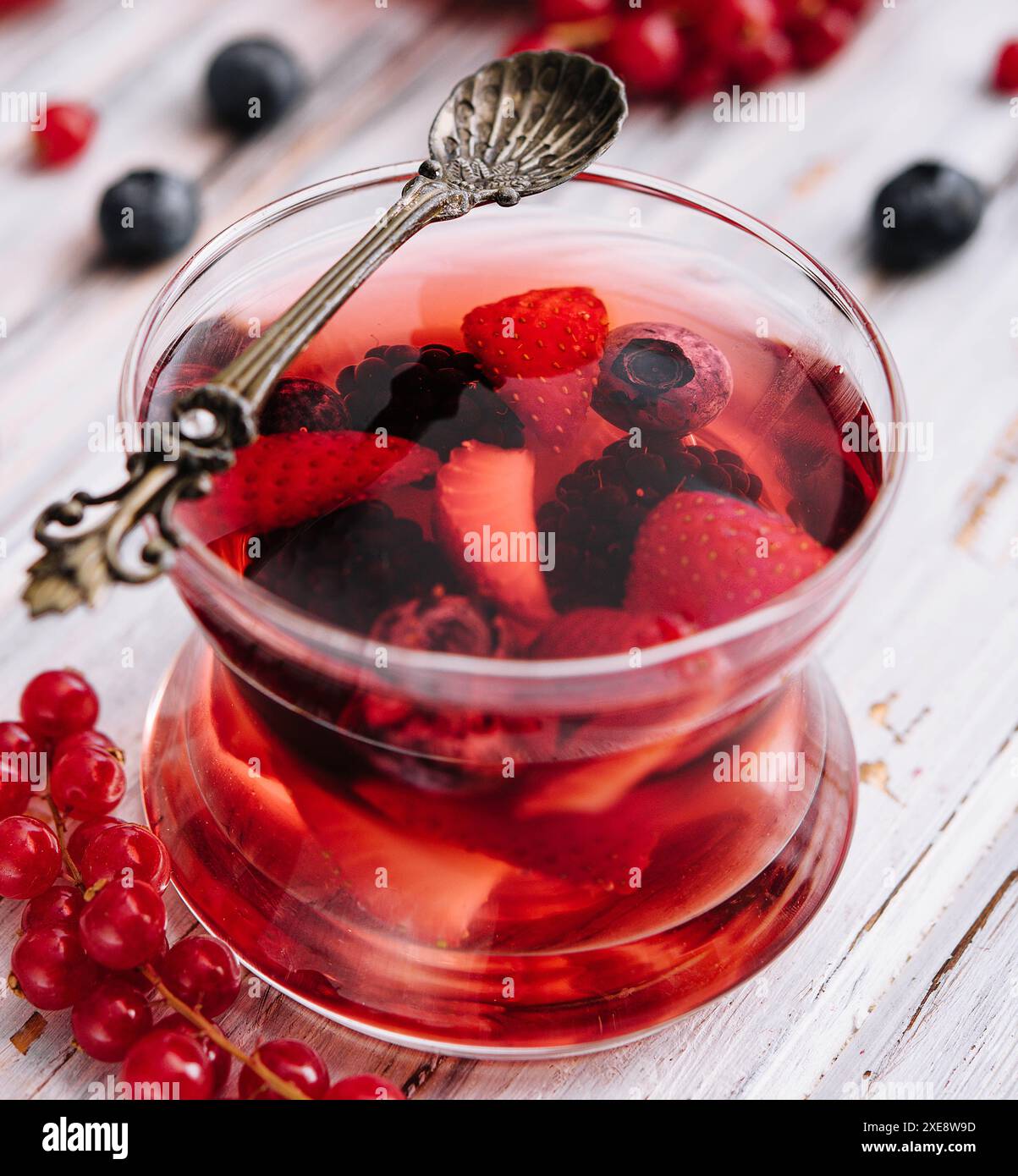 Gelee mit frischen Beeren auf Holztisch aus nächster Nähe Stockfoto