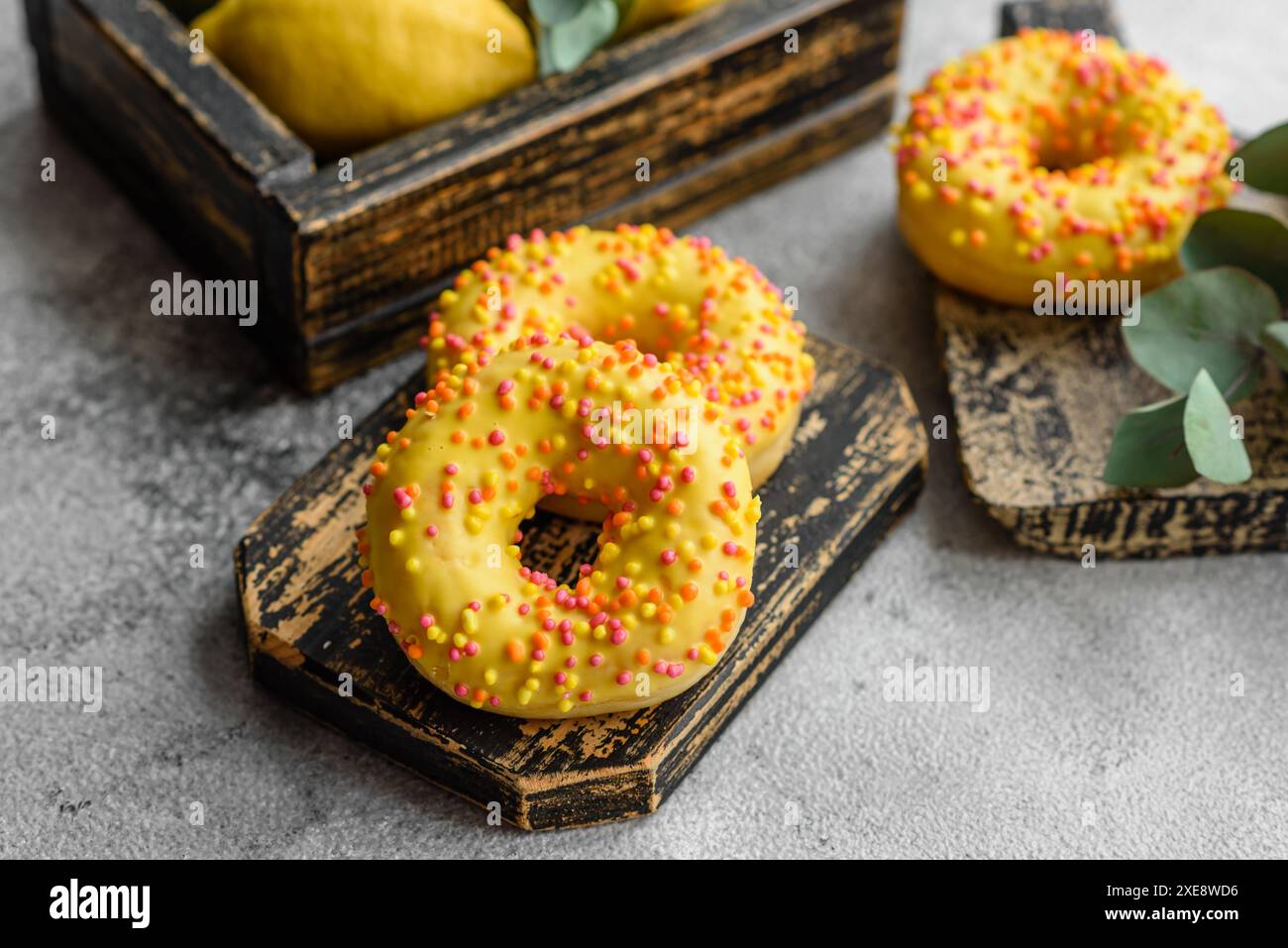 Köstliche frische Donuts in gelber Glasur mit Zitronenaroma Füllung Stockfoto