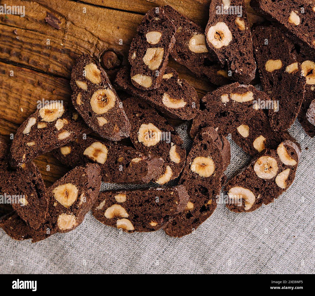 Hausgemachte Schokoladenkekse mit Kokosnuss an Bord Stockfoto