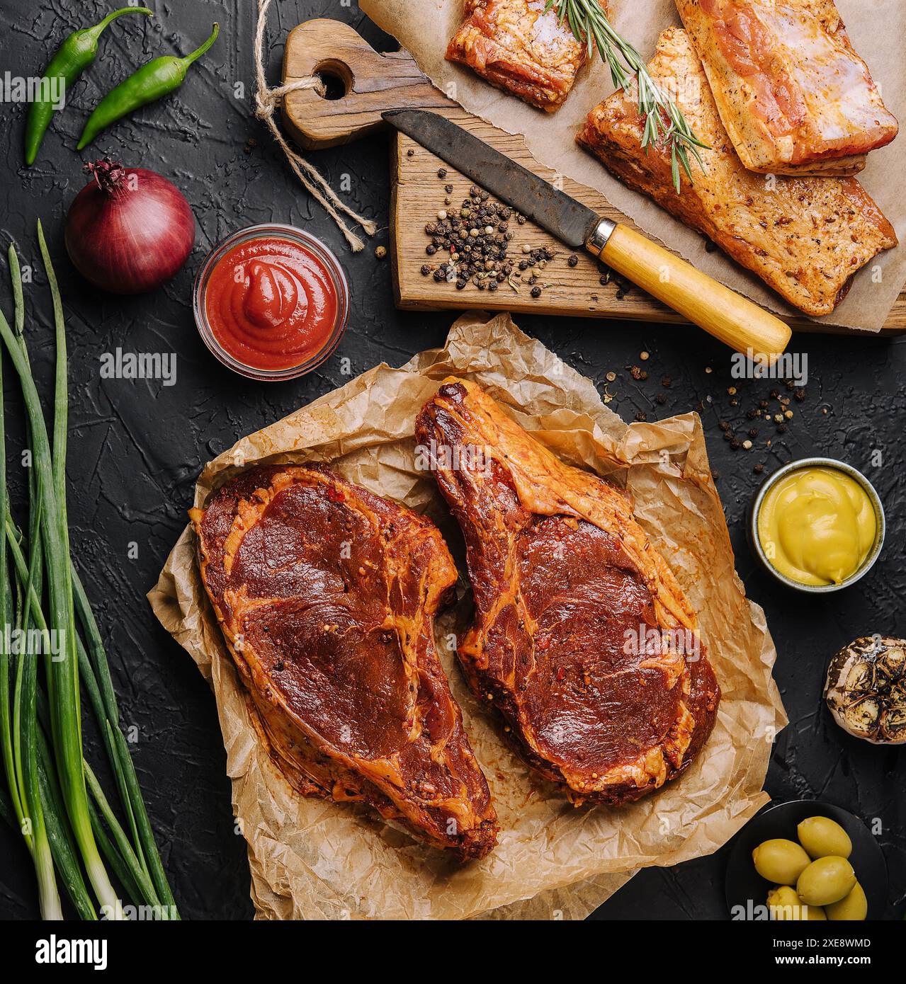 Mariniertes Rindersteak von oben Stockfoto