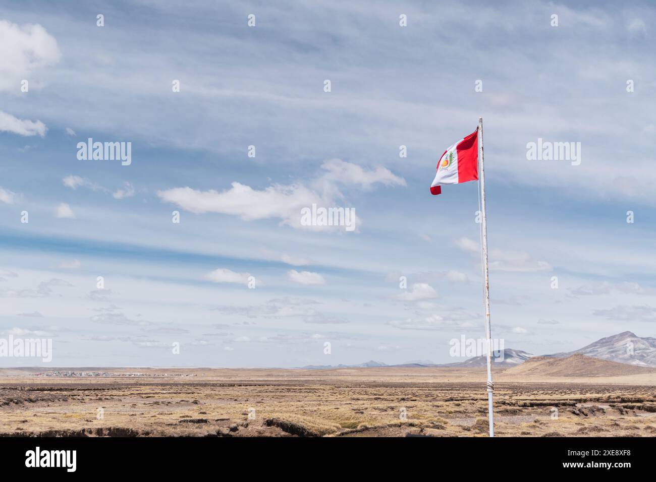 Rote und weiße Flagge auf einem Fahnenmast, der in den Anden in Peru fliegt Stockfoto