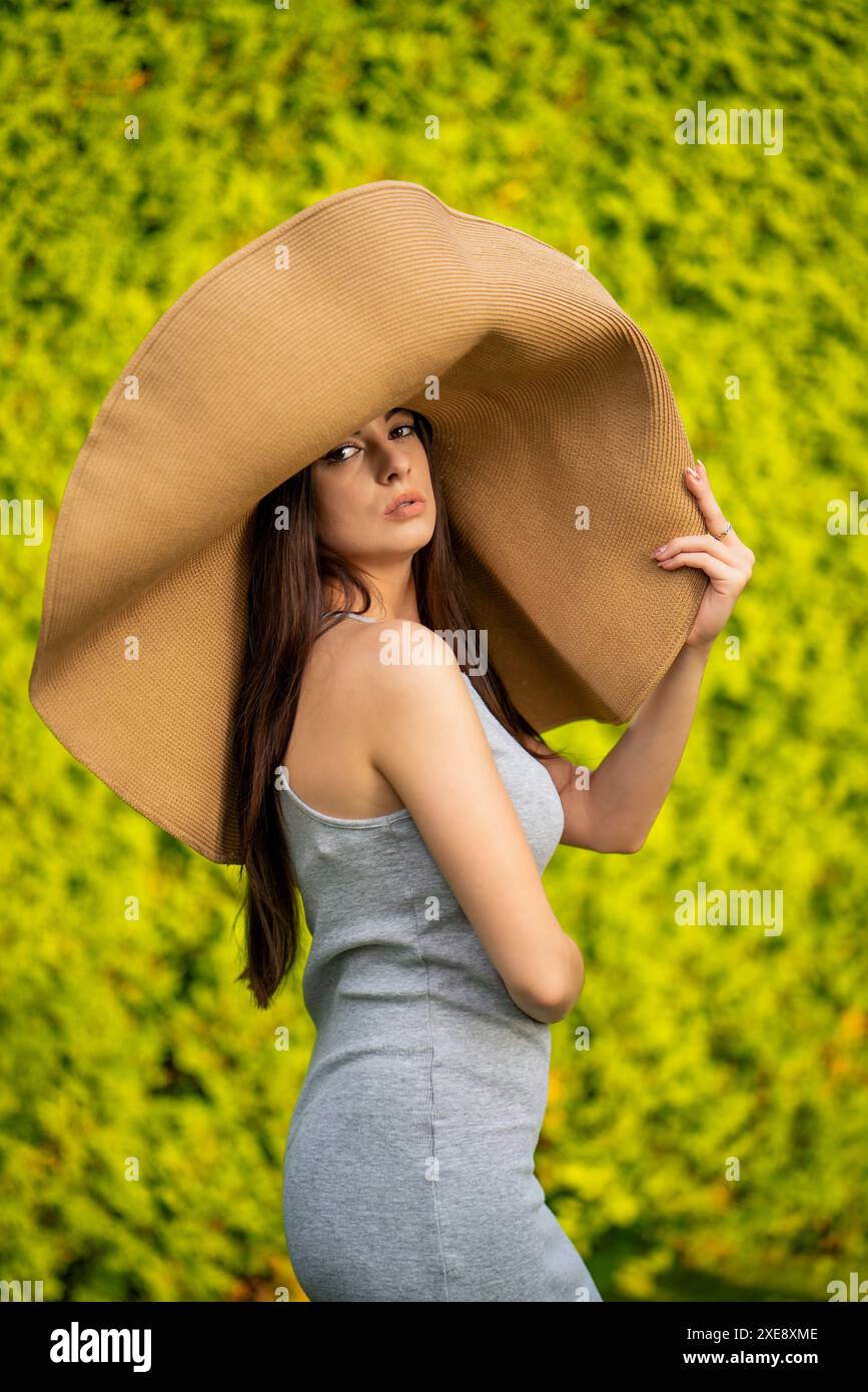 Junge schöne Frau mit großen Sommerhut Stockfoto