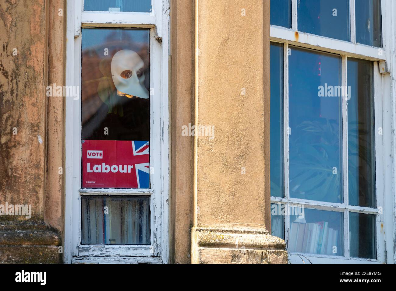 Hartlepool, Cleveland, Großbritannien. Juni 2024. Hartlepool Wahlkreis, in dem Jill Mortimer (Con) und Jonathan Brash (Lab) für die britischen Parlamentswahlen 2024 Kandidaten sind. Bei den Kommunalwahlen im Mai gewann Labour alle acht Sitze im rat von Con (6) und Ind (2). Im Bild: Ein Labour-Poster und eine Maske in einem Hausfenster in der Stadt. Quelle: Hazel Plater/Alamy Live News Stockfoto