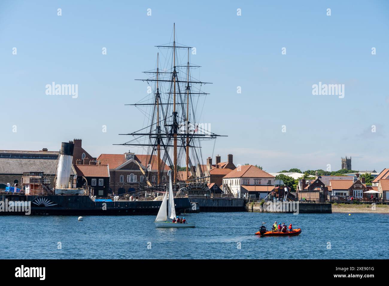 Hartlepool, Cleveland, Großbritannien. Wassersportler im Yachthafen der Stadt, mit der HMS Trincomalee im National Museum of the Royal Navy im Hintergrund. Stockfoto