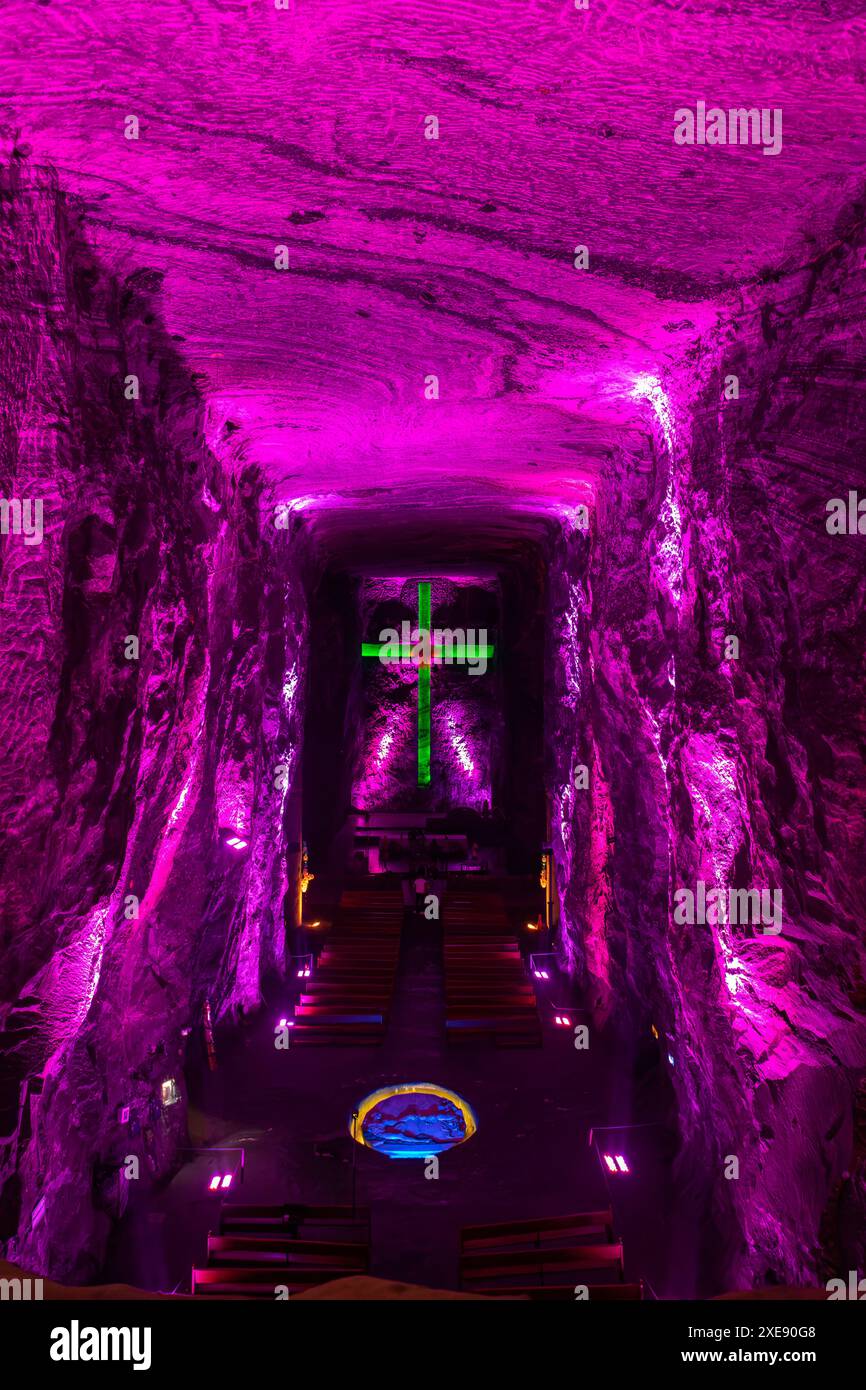 Das herrliche Kreuz leuchtet mit spirituellem Licht in der berühmten unterirdischen Catedral de Sal (Salzkathedrale) von Zipaquira, Kolumbien Stockfoto