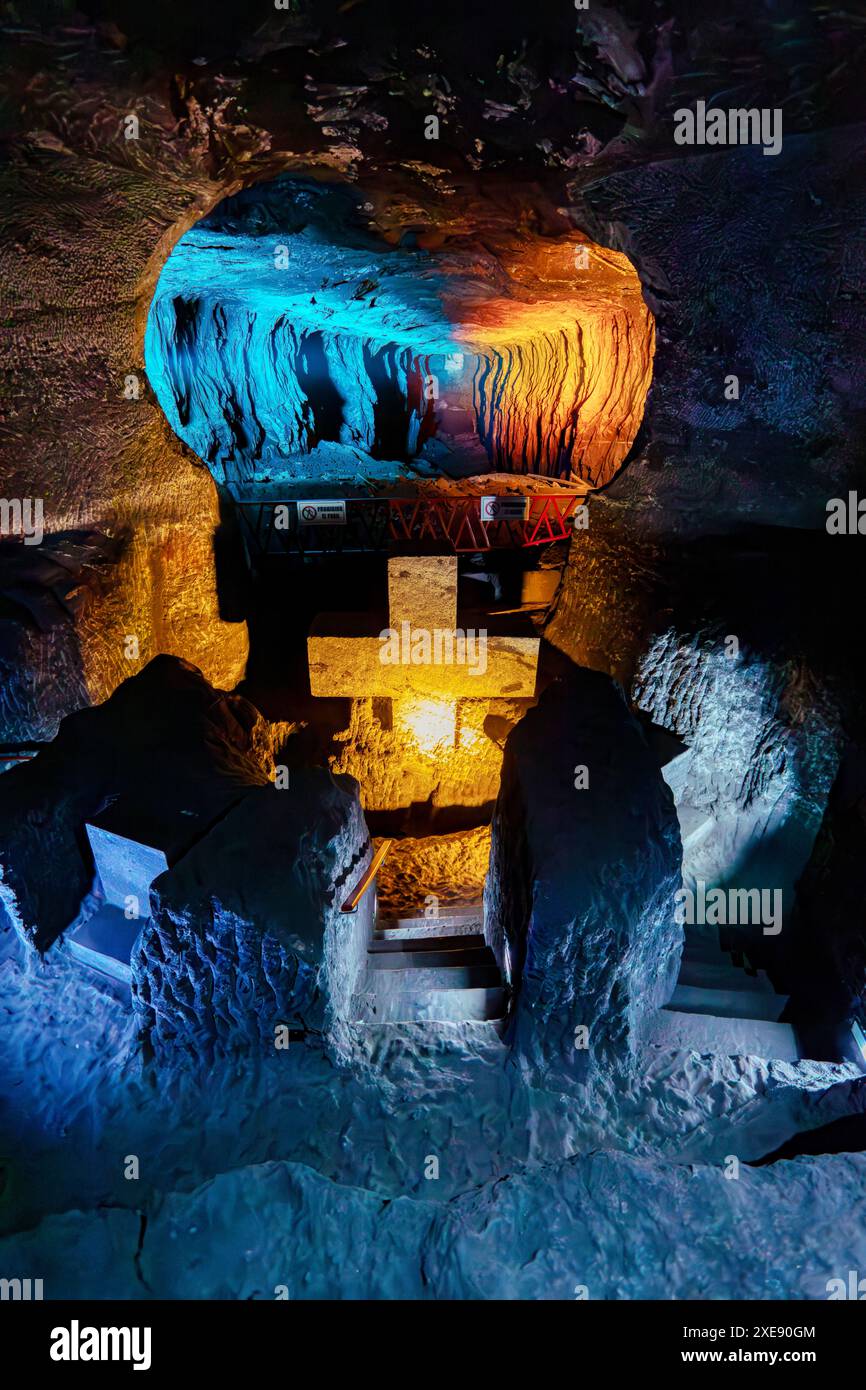 Das herrliche Kreuz leuchtet mit spirituellem Licht in der berühmten unterirdischen Catedral de Sal (Salzkathedrale) von Zipaquira, Kolumbien Stockfoto