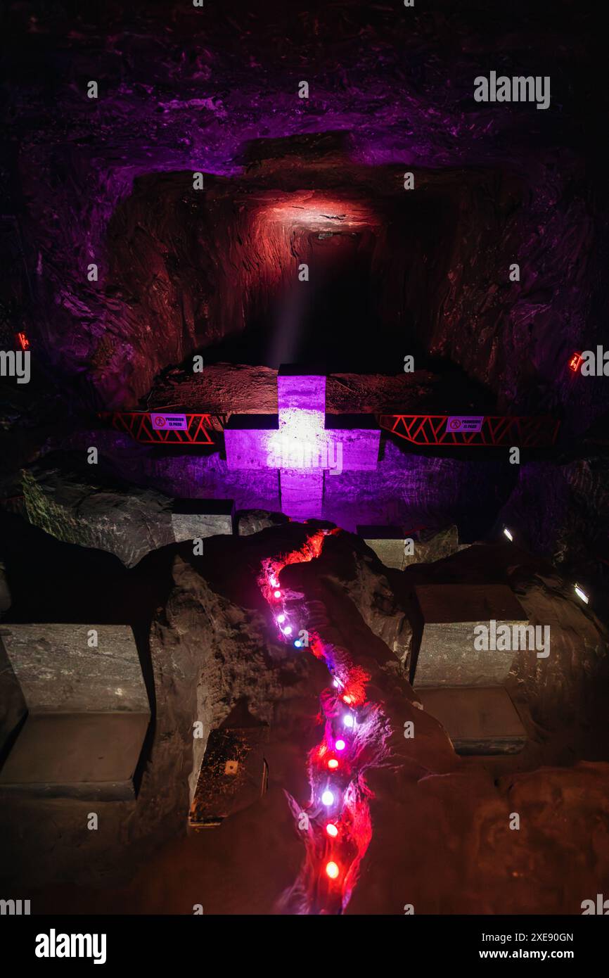 Das herrliche Kreuz leuchtet mit spirituellem Licht in der berühmten unterirdischen Catedral de Sal (Salzkathedrale) von Zipaquira, Kolumbien Stockfoto