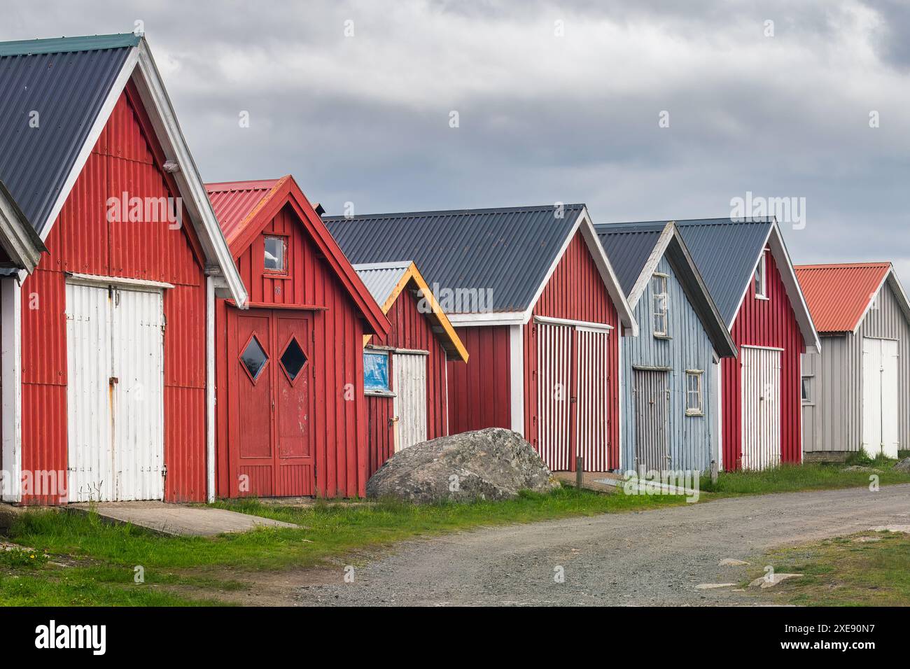 Eine Reihe traditioneller rorbuer-Hütten, in lebhaften Farben mit kontrastierenden Türen und Dächern. Konzept: Traditionelle Hütten, kulturelles Erbe, Costal la Stockfoto