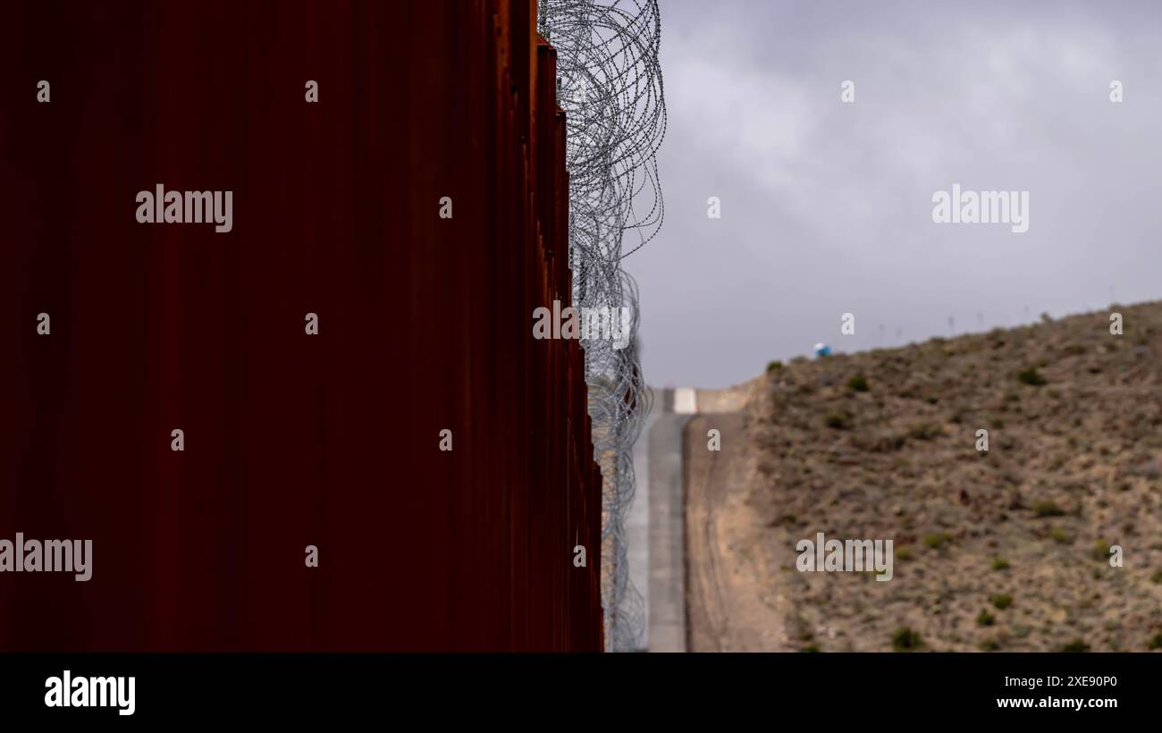 Guardian Barrier: Jacumba Hot Springs Border Wall sichert die US-mexikanische Trennungslinie Stockfoto