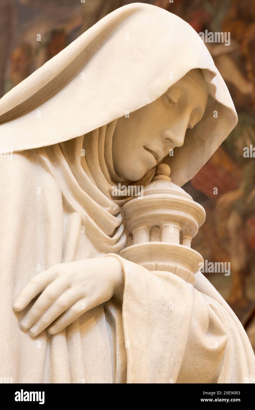 ASSISI, ITALIEN - 17. MAI 2024: Die Marmorstatue der Heiligen Klara in der Kathedrale San Rufino von Giovanni Dupre (1888). Stockfoto