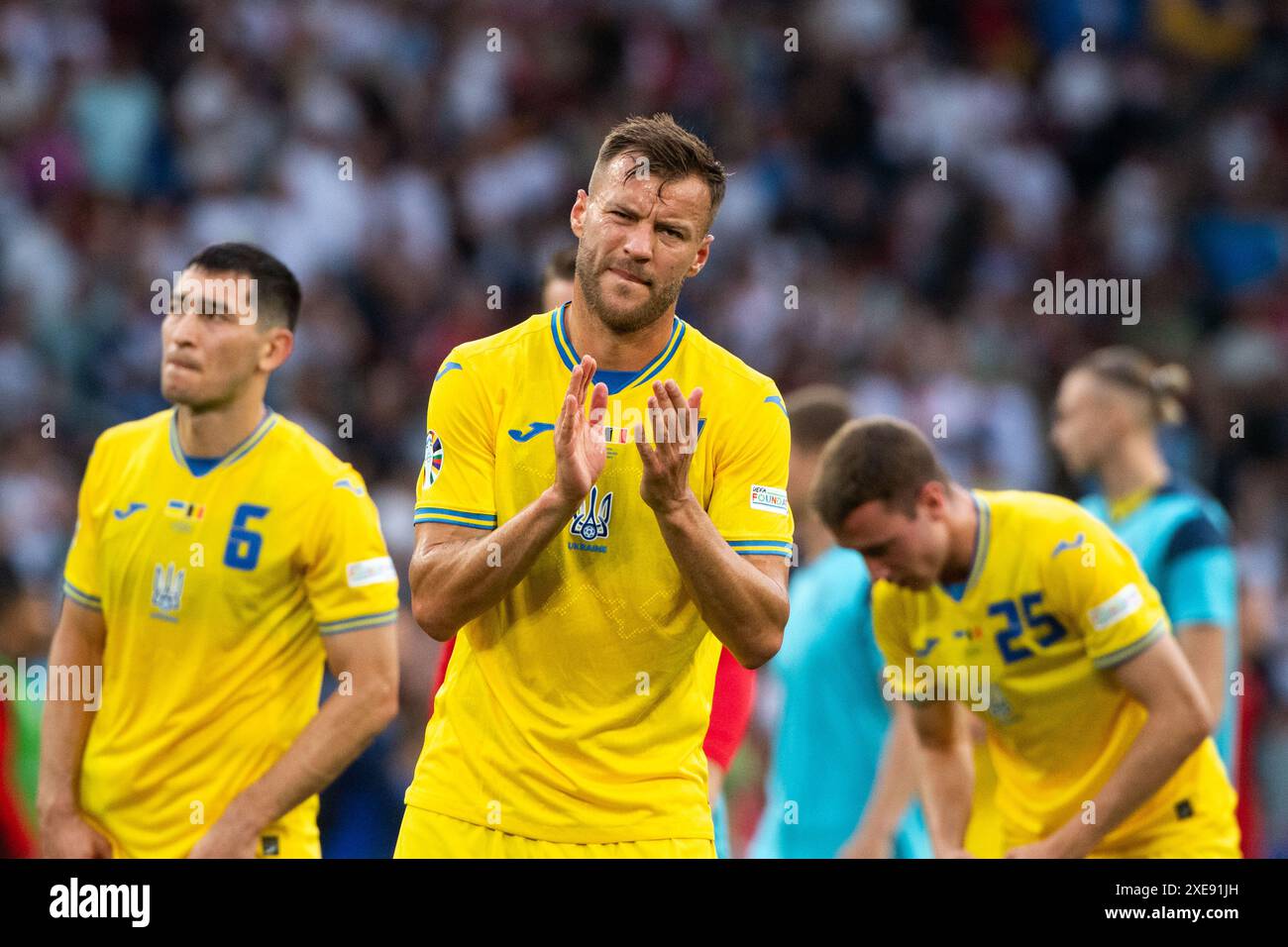 Andrii Jarmolenko (Ukraine, #07), Taras Stepanenko (Ukraine, #06), Wladyslav Vanat (Ukraine, #25) ist enttauescht ueber das Unentschieden und ausscheiden aus dem Turnier, GER, Ukraine (UKR) vs Belgium (BEL), Fussball Europameisterschaft, UEFA EURO 2024, Gruppe E, 3. Spieltag, 26.06.2024 Foto: Eibner-Pressefoto/Michael Memmler Stockfoto