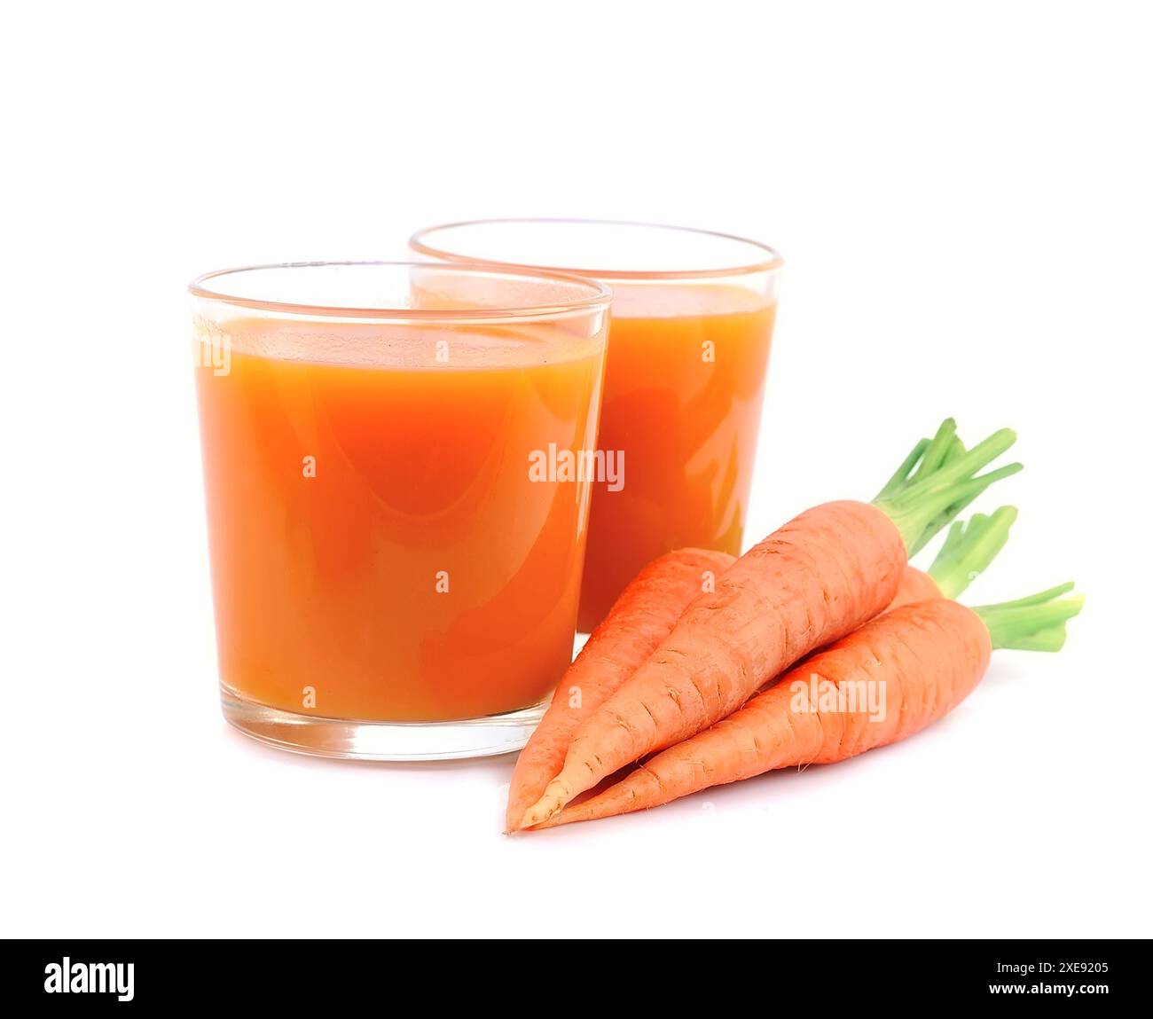 Karottenwurzel und Karottensaft Stockfoto