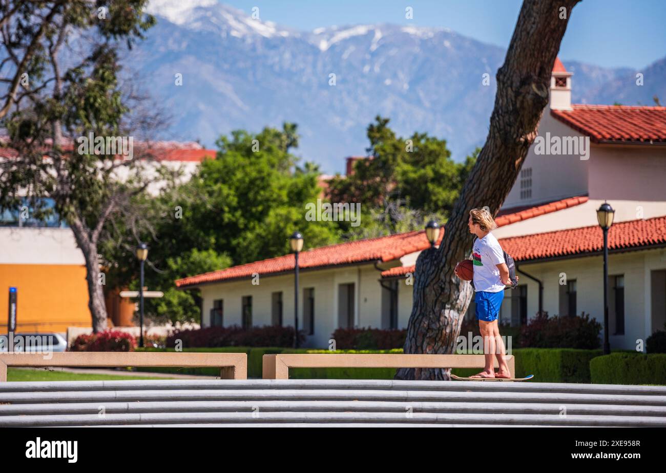 Claremont, Kalifornien, USA – 30. März 2017: Skateboarder blickt auf die Bergkulisse des Pomona College. Stockfoto