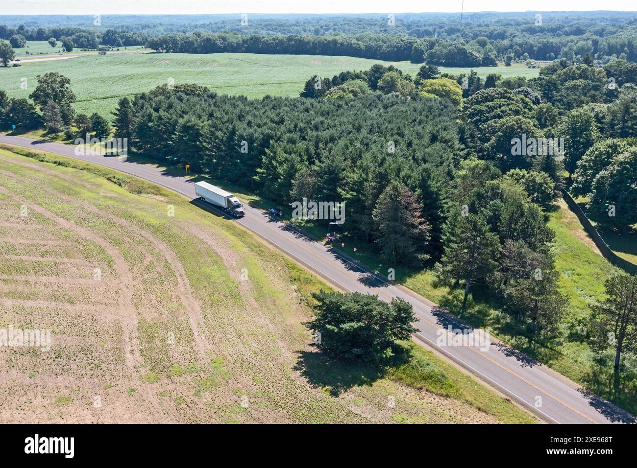 Albion, Michigan – Ein Sattelzug fährt auf einer zweispurigen Landstraße im Süden Michigans. Stockfoto