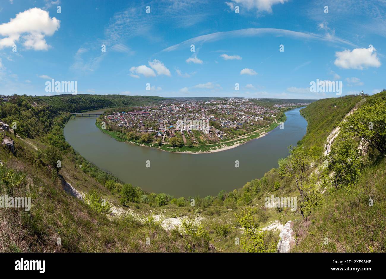 Fantastischer Blick auf den Frühling auf den Dnister River Canyon. Blick auf Zalishchyky Stadt, Ternopil Region, Ukraine. Stockfoto