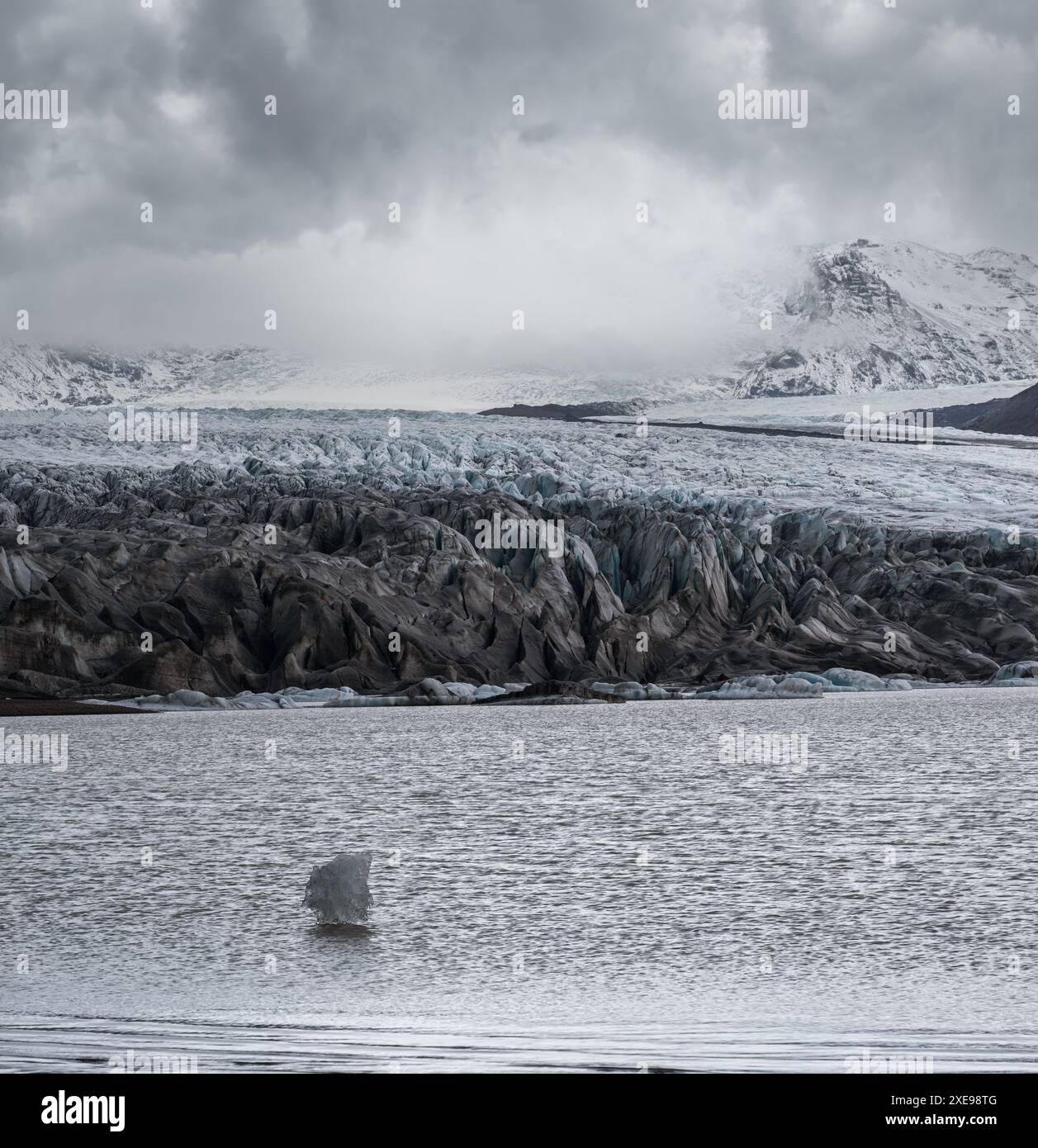 Skaftafellsjokull-Gletscher, Island. Gletscherzunge gleitet von der Vatnajokull-Eiskappe oder dem Vatna-Gletscher in der Nähe des subglazialen Esjufjolls Stockfoto