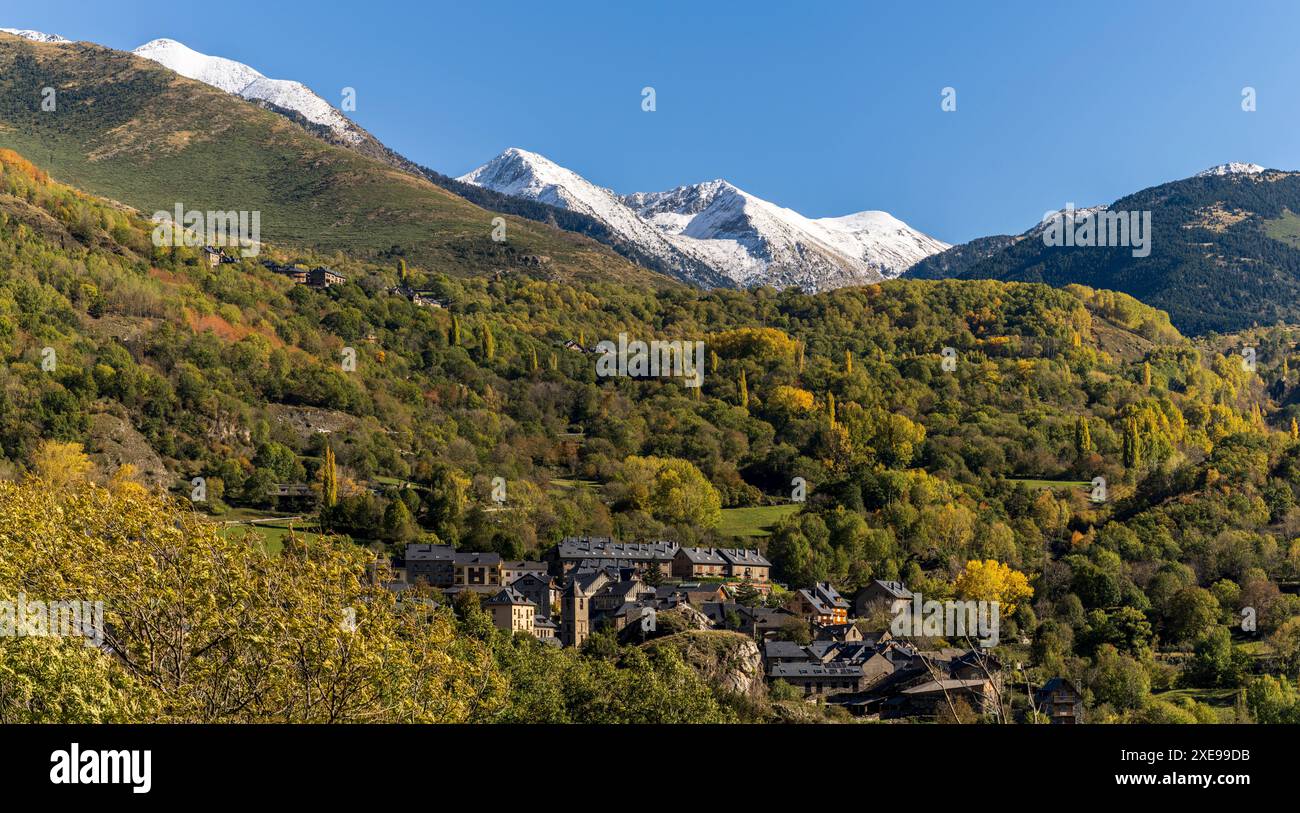 Dorf Taull vor Pic del PessÃ³ (2894 m) und PIC de les Mussoles (2876 m) BohÃ­-Tal (La Vall de BoÃ­) Stockfoto