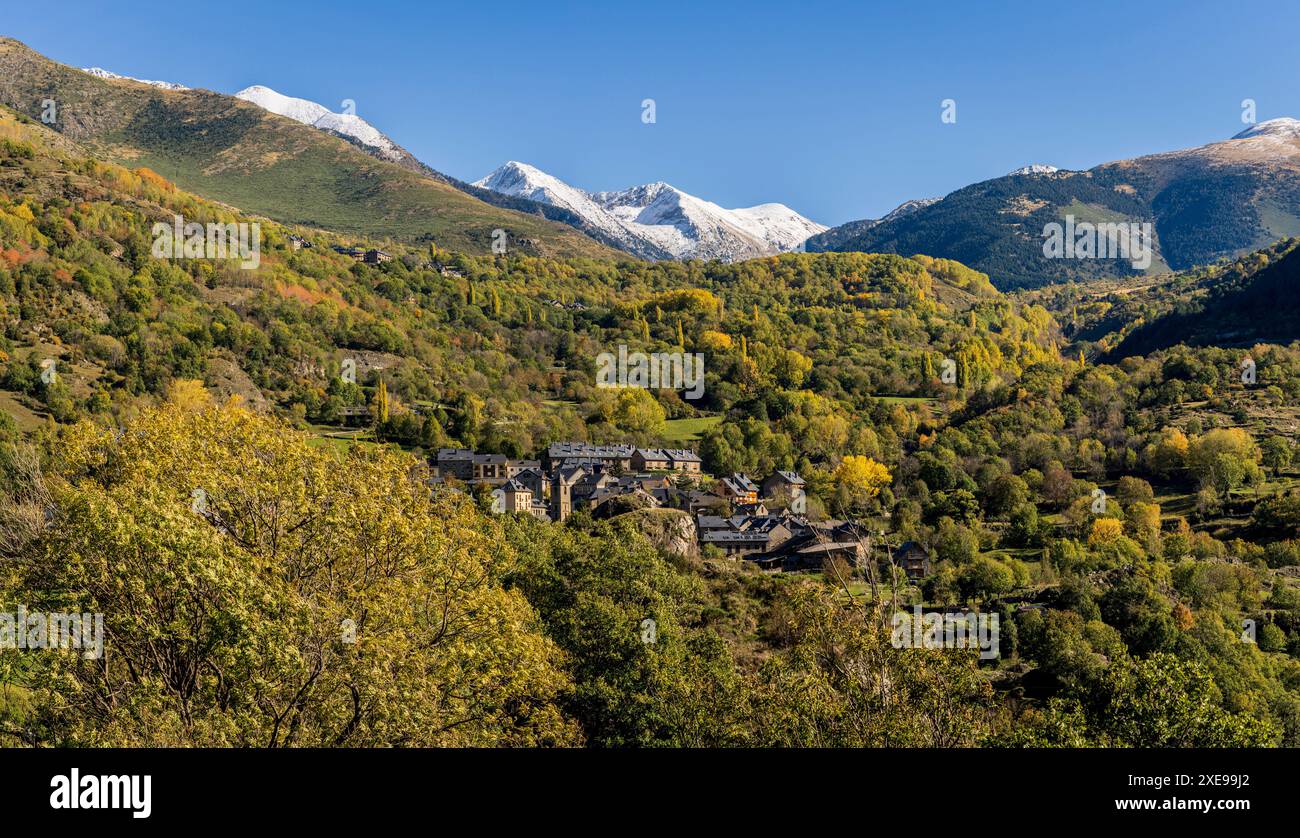 Dorf Taull vor Pic del PessÃ³ (2894 m) und PIC de les Mussoles (2876 m) BohÃ­-Tal (La Vall de BoÃ­) Stockfoto