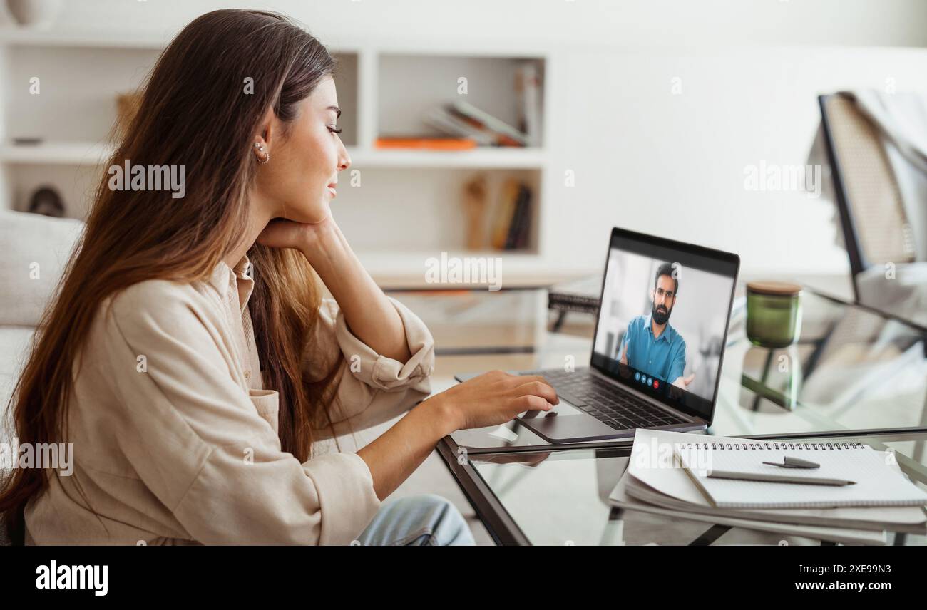 Junge Frau, die an einer Videokonferenz im Innenministerium teilnimmt Stockfoto