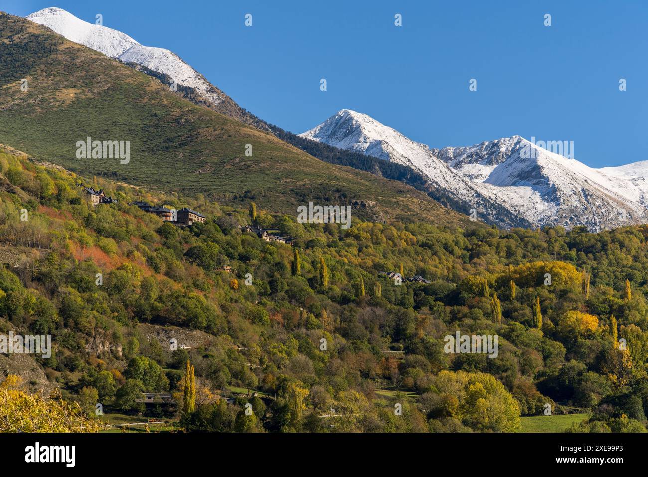 Dorf Taull vor Pic del PessÃ³ (2894 m) und PIC de les Mussoles (2876 m) BohÃ­-Tal (La Vall de BoÃ­) Stockfoto