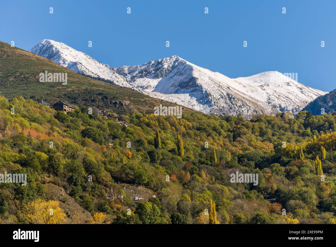Dorf Taull vor Pic del PessÃ³ (2894 m) und PIC de les Mussoles (2876 m) BohÃ­-Tal (La Vall de BoÃ­) Stockfoto