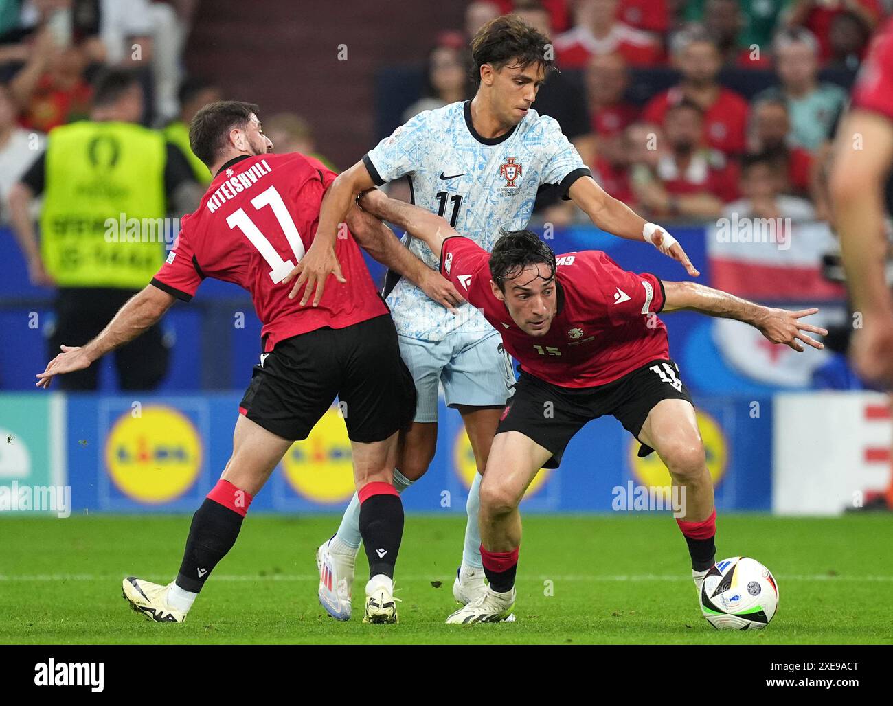 Georgiens Otar Kiteishvili, Portugals Joao Felix und Georgiens Giorgi Gvelesiani kämpfen um den Ball während des Gruppenspiels der UEFA Euro 2024 in der Arena AufSchalke in Gelsenkirchen. Bilddatum: Mittwoch, 26. Juni 2024. Stockfoto