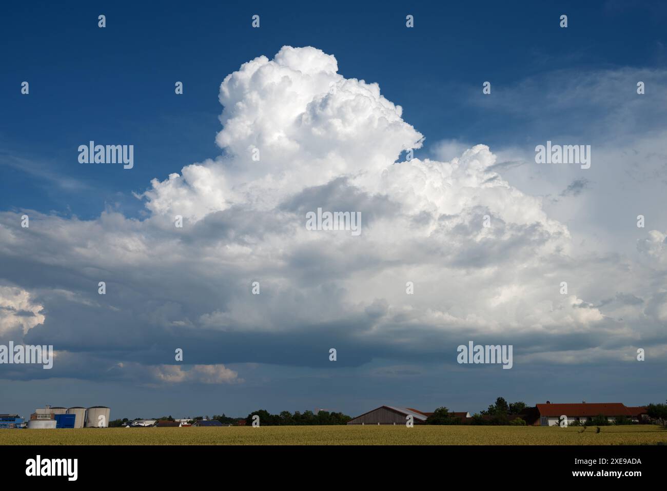 Eine Gewitterwolke über Plattling, Niederbayern, Deutschland Stockfoto